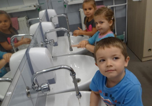 Dzieci myją ręce
